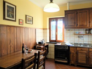 Frigorifero, forno, piano cottura, macchina per tè/caffè