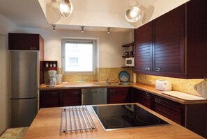 Kühlschrank, Mikrowelle, Ofen, Herdplatte