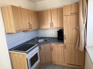 Køleskab, mikrobølgeovn, ovn, kogeplade