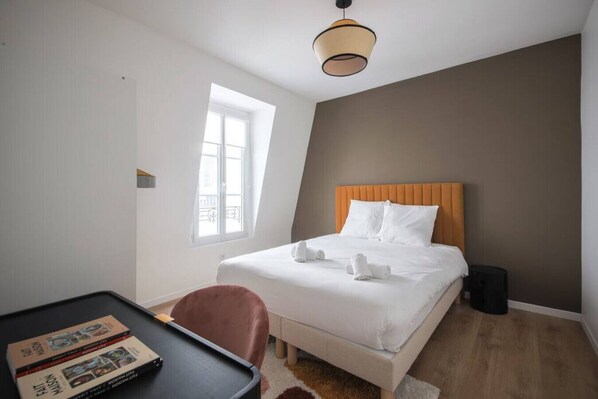 1 chambre, bureau, fer et planche à repasser, lit parapluie