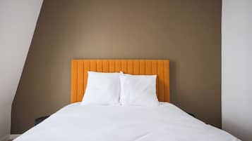 1 chambre, bureau, fer et planche à repasser, lit parapluie