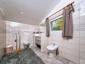 Maison (One Bedroom Holiday Home with Swimmin) | Salle de bain | Douche, serviettes fournies