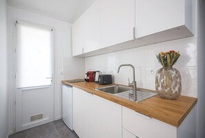 Kylskåp, mikrovågsugn, diskmaskin och kaffe- och tebryggare