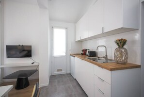 Réfrigérateur, micro-ondes, lave-vaisselle, cafetière/bouilloire