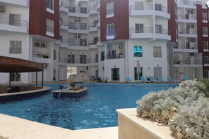 Outdoor pool - Family-sized Apartment - 10 minutes from beach and horses (Red Sea Governorate)