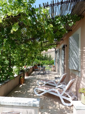Outdoor dining - At the foot of the Grand Luberon Sculptor's House (Castellet-en-Luberon)