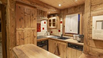 Geladeira, micro-ondas, fogĂŁo, cooktop