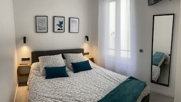 1 dormitori, escriptori i planxa i posts de planxar