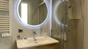 Een douche, een haardroger, handdoeken, zeep