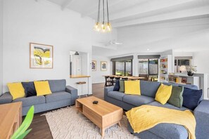 Una televisión, una chimenea, videojuegos, un reproductor de DVD