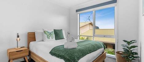 4 habitaciones, escritorio y tabla de planchar con plancha