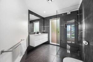 Baignoire, séchoir à cheveux, serviettes fournies, shampooing