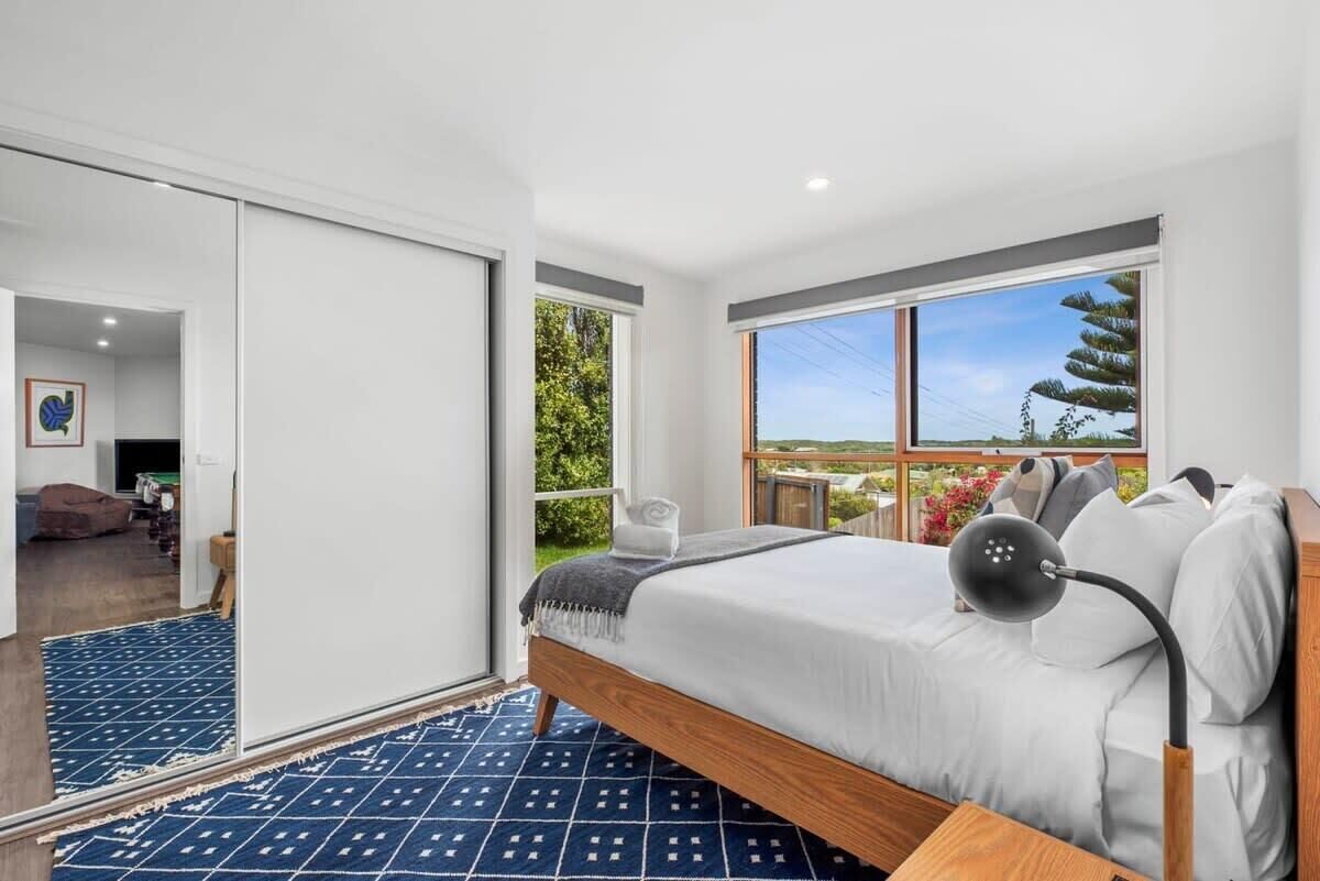 4 makuuhuonetta, työpöytä, silitysrauta/-lauta, vauvan matkasänky