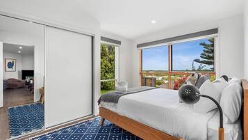 4 makuuhuonetta, työpöytä, silitysrauta/-lauta, vauvan matkasänky