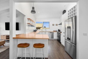 Frigorífico, microondas, horno y placa de cocina