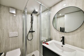 Een haardroger, handdoeken