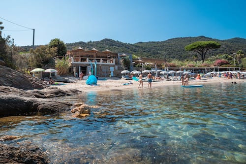 Accommodatie ligt op het strand, een strandbar