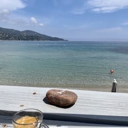 Aperto a pranzo e cena, cucina thai, con vista sulla spiaggia