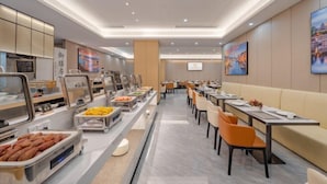 A buffet area with various food stations, seating arrangements, and artwork on the walls. - Vienna International Hotel （Dongguan Hengli Branch） (Dongguan)
