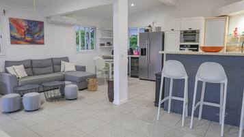 Smart-tv, bordtennisbord, bĂžger, stereoanlĂŠg