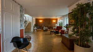 A spacious living area with a wooden wall, a staircase, and a large potted plant. - finca dos mares  (Ferrol)