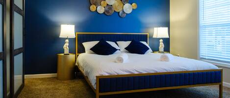 2 habitaciones, tabla de planchar con plancha y ropa de cama