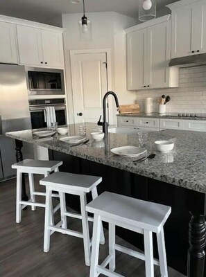 Refrigerador, microondas, horno y parrilla de estufa 