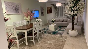 Grand-Apartment, 3 Schlafzimmer, Gartenblick | Wohnbereich | 50-Zoll-Smart-TV mit Satellitenempfang