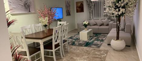 Grand-lejlighed - 3 soveværelser - udsigt til have | Opholdsområde | 50-tommers smart-tv med satellitkanaler