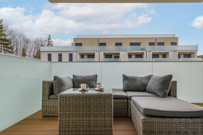Balcony - Platinium Rewal Apartment by Renters (Rewal)