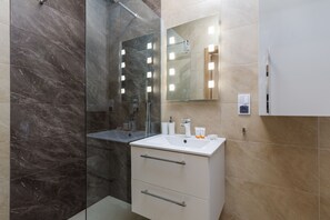 Shower, towels - Platinium Rewal Apartment by Renters (Rewal)