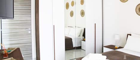 2 chambres, coffres-forts dans les chambres, fer et planche à repasser