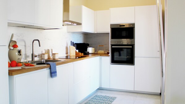 Geladeira, micro-ondas, fogão, cooktop
