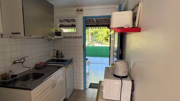 Een koelkast, een magnetron, een oven, een kookplaat