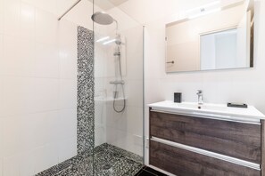 Kostenlose Toilettenartikel, Haartrockner, Handtücher