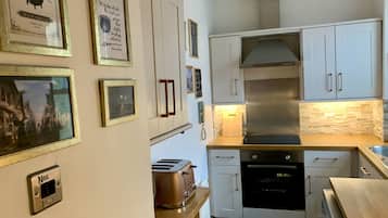 Cottage | Private kitchen | Fridge, dishwasher, electric kettle, toaster