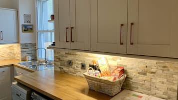 Cottage | Private kitchen | Fridge, dishwasher, electric kettle, toaster