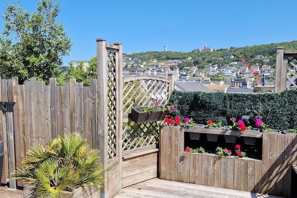 Terrasse avec vue sur la cote de la vierge.