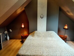 2 habitaciones, escritorio y tabla de planchar con plancha 