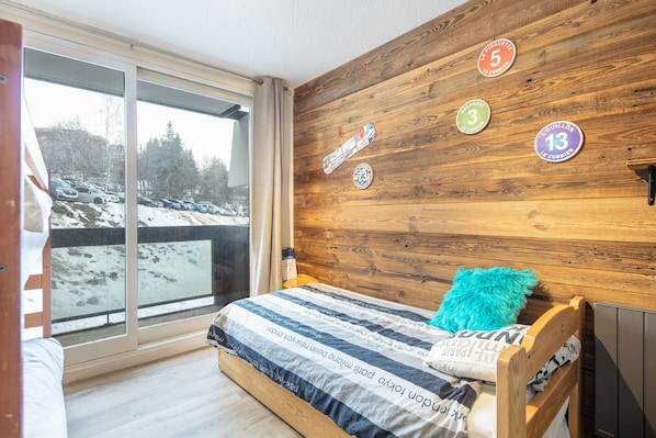 2 bedrooms, iron/ironing board