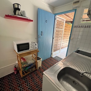 Réfrigérateur, micro-ondes, plaque de cuisson, cafetiÚre/bouilloire