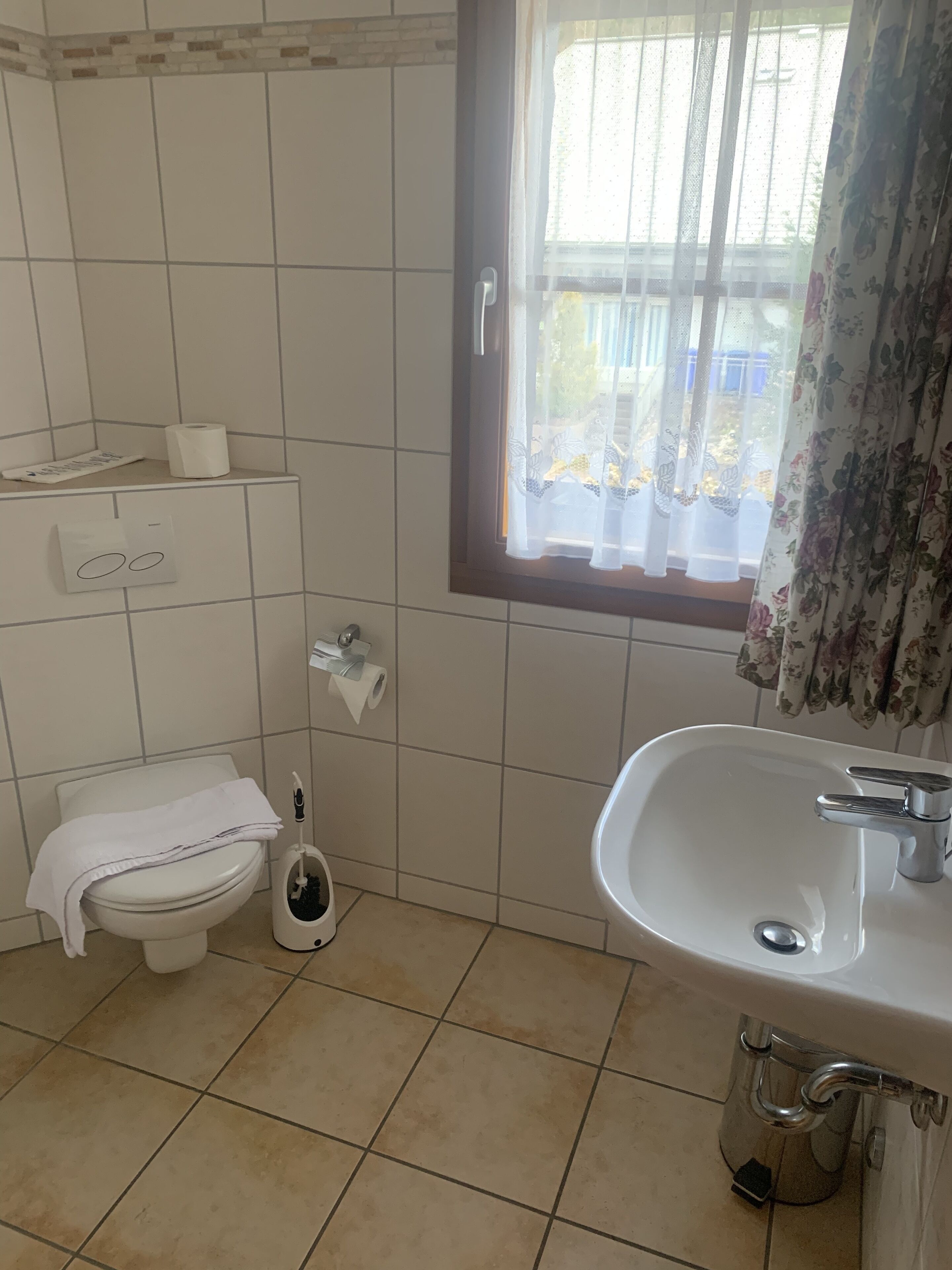 Een badkamer met toilet, bidet en wastafel.
