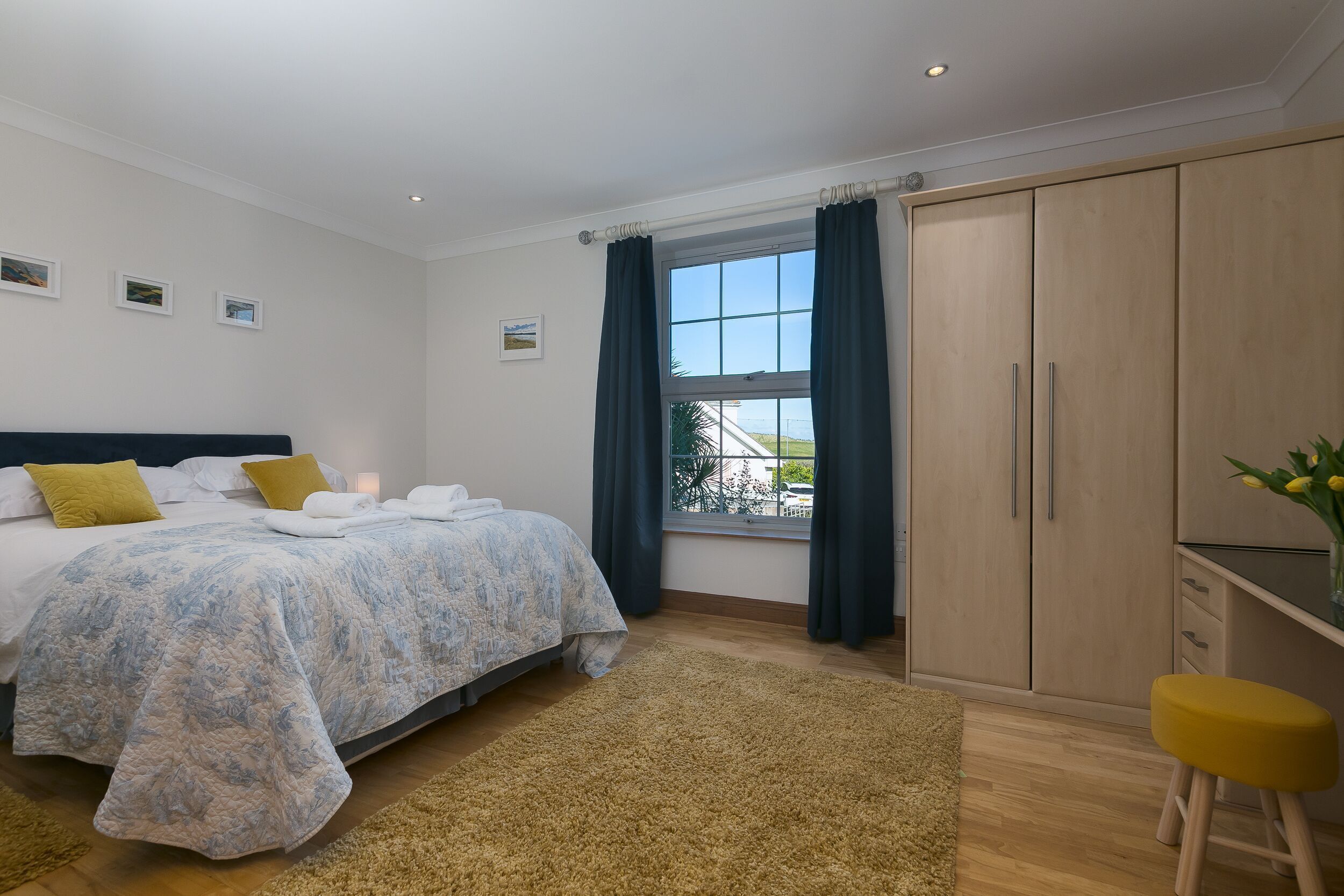Une chambre à coucher avec un lit, un bureau et une armoire.