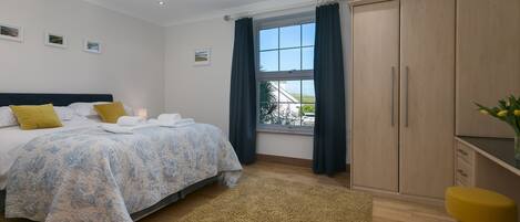 Une chambre à coucher avec un lit, un bureau et une armoire.