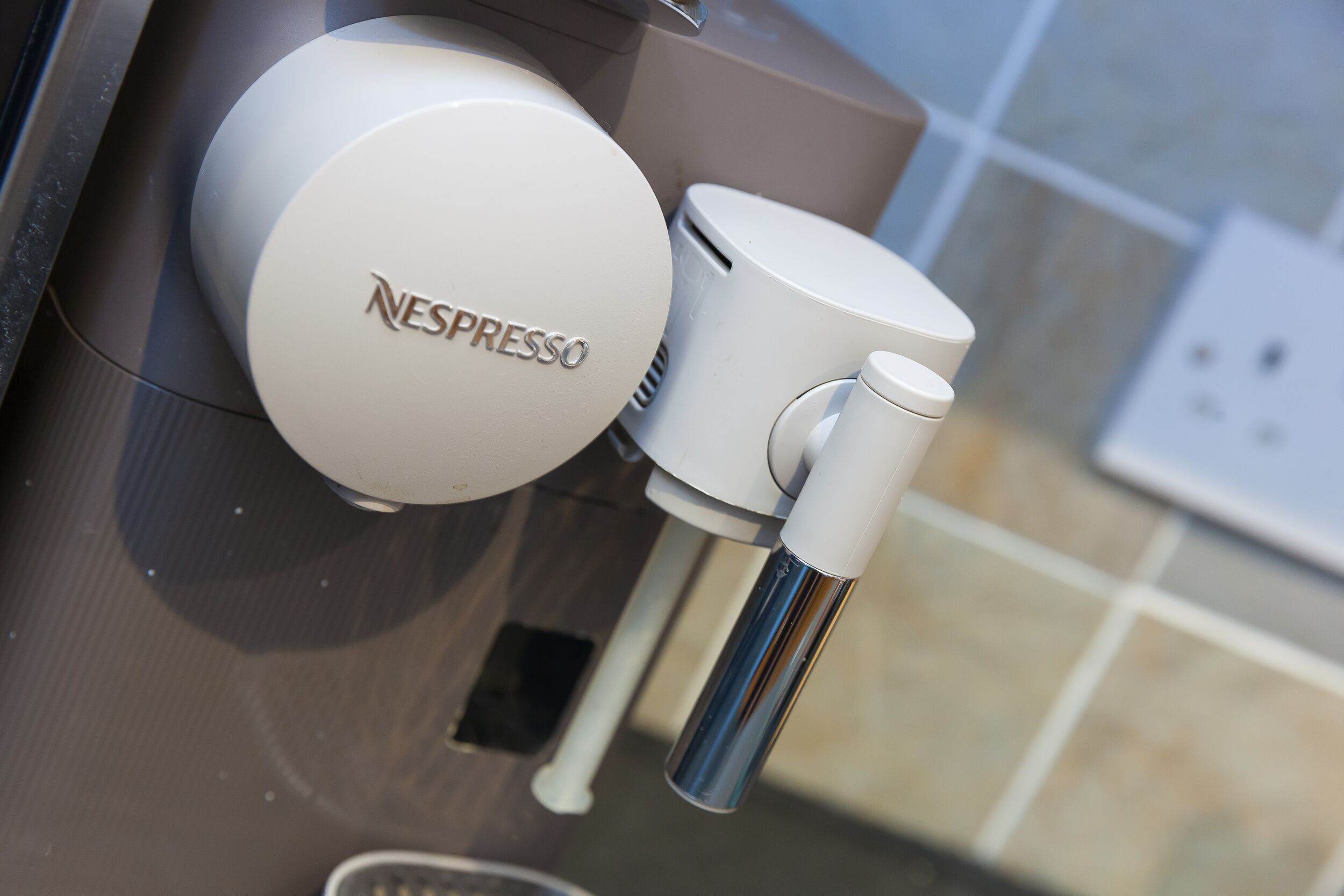 Une machine à café Nespresso dotée d’un distributeur d’eau.