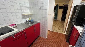 Fridge, microwave, stovetop, coffee/tea maker