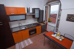 Frigorifero, microonde, forno, piano cottura