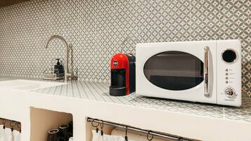 Frigorifero, microonde, piano cottura, macchina per tè/caffè