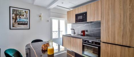 Geladeira, micro-ondas, fogão, lava-louças