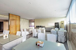 A modern hotel room with a dining area, a kitchen, and a large window. - Rujia Pebble Hotel (Fuzhou Luoyuan High-Speed Rail Station) (Luoyuan)